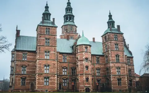 Il castello di Rosenborg interno, con le sue torri imponenti e i tetti verdi, evoca un'atmosfera storica e regale.
