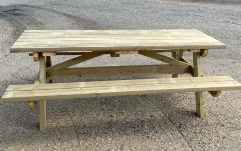 En robust bänk i tryckimpregnerat trä, perfekt för utomhusbruk. Denna bänk är redo för många sommarfester och fikastunder.