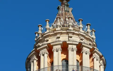Kopuła Bazyliki św. Piotra z detalami architektonicznymi. Planujesz zwiedzanie? Sprawdź bazylika św piotra bilety.