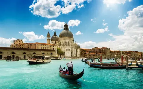 Gondelfahrt auf dem Canal Grande vor der Basilica di Santa Maria della Salute – ein Muss, was man in Venedig gesehen haben muss.