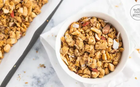 Knuspriges Granola mit Nüssen und Kokoschips, perfekt für ein gesundes Frühstück. Dieses Granola Rezept ist einfach und lecker.