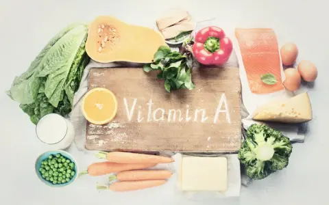 En samling livsmedel rika på vitamin A, som morötter, spenat och lax. Dessa livsmedel kan bidra till hudens hälsa och syn, liknande effekterna av vitamin A retinol.