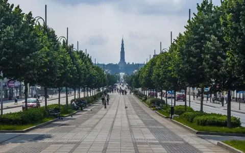 Aleja z drzewami prowadząca do Jasnej Góry. Idealne miejsce na spacer, gdy szukasz częstochowa atrakcje na weekend.