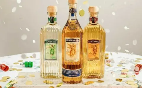 Drei Flaschen Gran Centenario Tequila: Plata, Añejo und Reposado. Feierliche Konfetti-Streusel umgeben die verschiedenen Tequila-Sorten.