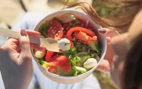 Sałatki do pracy: Szybkie przepisy i triki na lunch bez odgrzewania