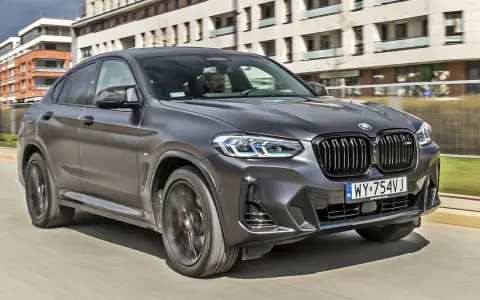 Szary BMW X4 w ruchu miejskim. Sprawdź aktualną bmw x4 cena i wybierz swój wymarzony model.