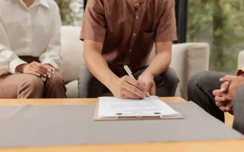 Asesoramiento para vender un piso con inquilinos de renta antigua. Firma de contrato.