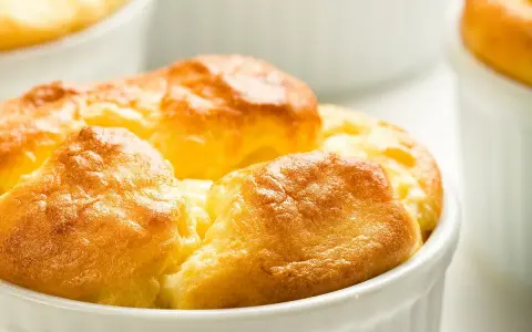 Soufflés au fromage dorés et gonflés, prêts à être dégustés.