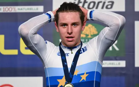 Tim Torn Teutenberg mit Medaille und Europasternen auf dem Trikot, Hände im Haar.