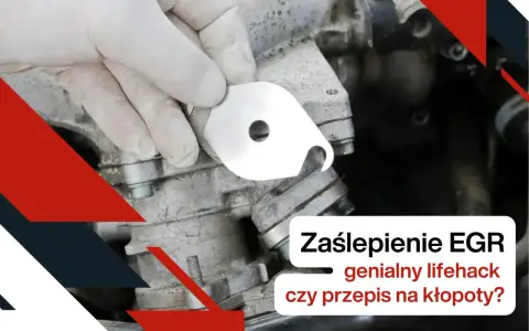 Ręka w białej rękawiczce trzyma metalową zaślepkę EGR, gotową do montażu.