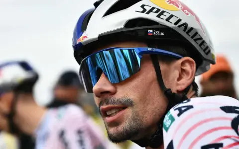 Primož Roglič, Radfahrer mit Helm und Sonnenbrille, bereit für die Tour de France.