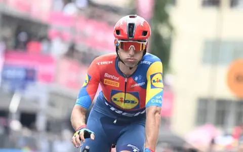 Carlos Verona im roten und blauen Radtrikot mit Lidl-Logo, konzentriert auf dem Rad.