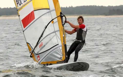 Windsurfing Mazury: Gdzie pływać, uczyć się i wypożyczyć sprzęt?
