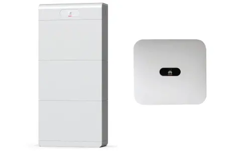 Vit, stapelbar batterienhet, modell luna2000, bredvid en vit växelriktare.