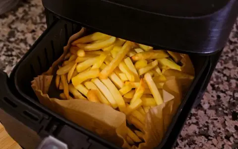 Ile czasu piec frytki w frytkownicy beztłuszczowej, aby były chrupiące?