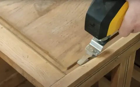 Outil oscillant utilisé pour comment poncer un meuble avec des moulures, atteignant les recoins difficiles.