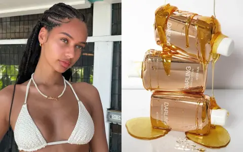 Ragazza con pelle abbronzata e tre flaconi dorati di doposole Darling ricoperti di miele.