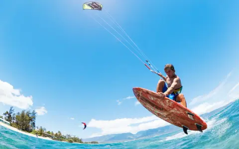 Jaki latawiec do kitesurfingu? Wybierz mądrze i pływaj bezpiecznie