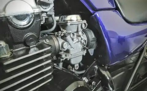 Silnik motocykla z gaźnikiem i fioletowym bakiem. Gotowy do dolotu i dalszej jazdy.