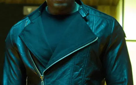 Czarny skórzany motocyklowy płaszcz, jak z okładki "Dr. Dre Detox".
