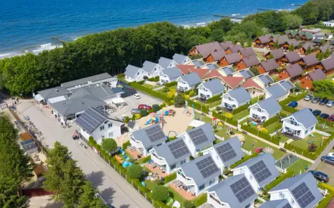 Widok z lotu ptaka na kompleks domków letniskowych Collins Resort. Właściciel dba o każdy szczegół, tworząc idealne miejsce na wypoczynek nad morzem.