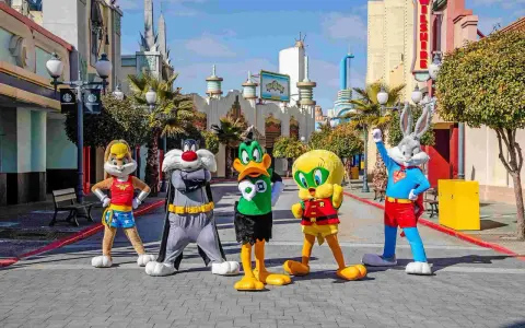 Personajes de Looney Tunes celebran la nueva atracción Warner. Bugs Bunny, Piolín, Silvestre, Lola Bunny y el Pato Lucas posan en la calle.