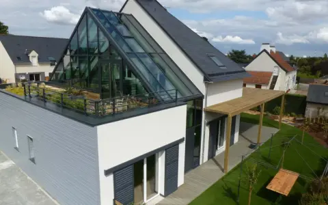 Maison moderne avec toit en verre spectaculaire, terrasse végétalisée et pergola en bois. Un rêve de maison ecc.
