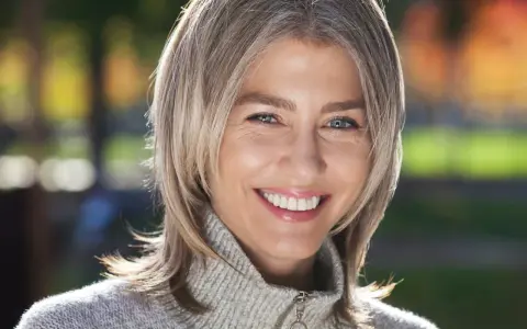 Graue Haare färben: Mein Expertentipp für ein natürliches Ergebnis