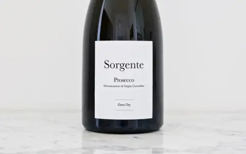 Butelka Sorgente Prosecco Extra Dry. Co to znaczy? To wino o delikatnej słodyczy, idealne na każdą okazję.