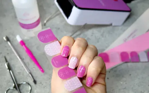 Jak przyklejać naklejki na paznokcie? Zestaw zawiera wszystko, czego potrzebujesz do pięknego manicure: naklejki, pilniczek, lampę UV i płyn.
