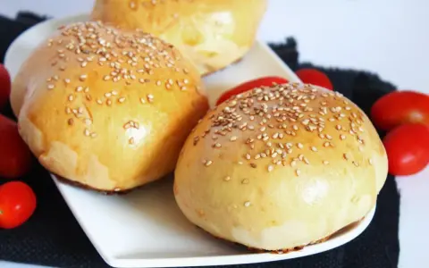 Jak upiec puszyste bułki do hamburgerów? Prosty przepis krok po kroku