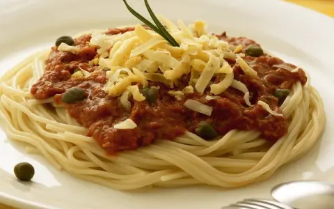 Spaghetti z tuńczykiem i kaparami: idealny obiad w 15 minut!