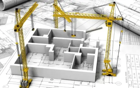 Progetto di costruzione con gru gialle su planimetrie. Il modello 3D di un edificio mostra le fondamenta e le pareti, pronto per il cantiere ntc 2018.