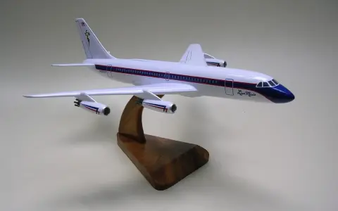 Modellflugzeug "Lisa Marie", das berühmte elvis presley flugzeug, auf einem Holzständer.