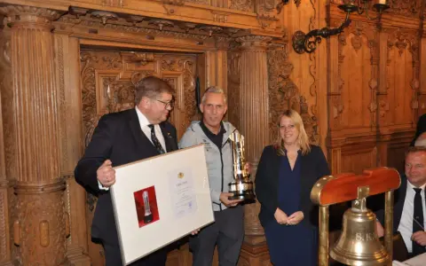 Michael Illbruck erhält Urkunde und Pokal.