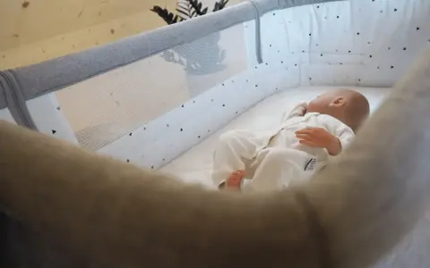 Bezpieczny materac dla noworodka: Lekarze obalają mity!