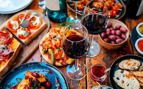 En härlig buffé med tapas och rödvin. Perfekt för en mysig kväll med goda vänner. Här finns inspiration till tapas recept.