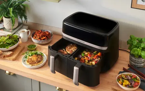 Dania z airfryer: chrupiące warzywa i kalafior na talerzu, obok frytki z batatów. Zdrowo i pysznie!