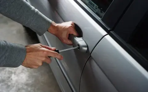 Kradzież "na walizkę": Jak skutecznie zabezpieczyć auto Keyless?