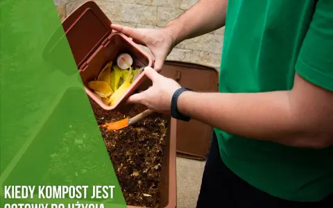 Mężczyzna dodaje resztki organiczne do kompostownika, tworząc cenną ziemię kompostową.