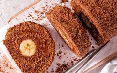 Pyszna rolada biszkoptowa z bananem w środku, posypana kakaową posypką. Idealna na deser.