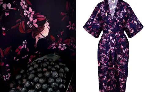 Granatowe kimono wiskoza z motywem ptaków i kwitnących gałązek. Wzór inspirowany naturą, jak świeże jagody i kwitnące drzewa.