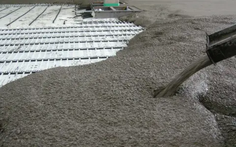 Ile zbrojenia rozproszonego na m3 betonu? Odkryj kluczowe normy i zastosowania