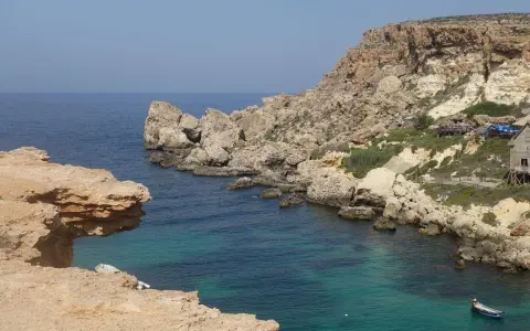 Malta w grudniu: skaliste wybrzeże, turkusowa woda i łodzie. Idealna temperatura na zwiedzanie!