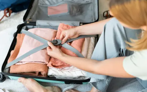 Jak złożyć bluzę do walizki? Oszczędź miejsce i uniknij zagnieceń!