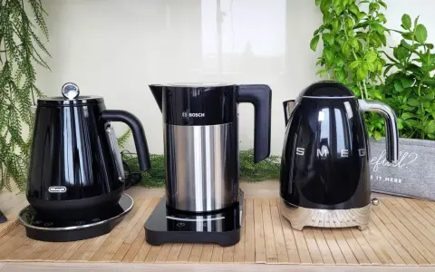 Trzy czarne czajniki: DeLonghi, Bosch i Smeg. Czy Sencor to za firma? Zobacz porównanie!