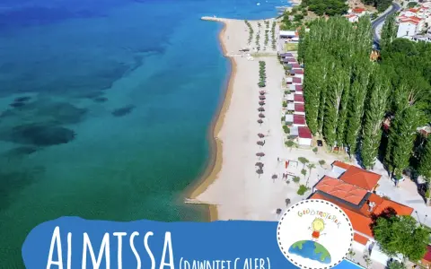 Widok z lotu ptaka na plażę i kemping Almissa (dawniej Galeb) w Chorwacji. Turkusowe morze, piaszczysta plaża, rzędy domków i wysokie drzewa.