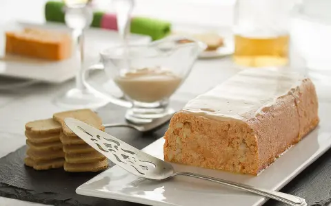 Un delicioso pastel de cabracho, servido con tostadas y salsa, listo para disfrutar.