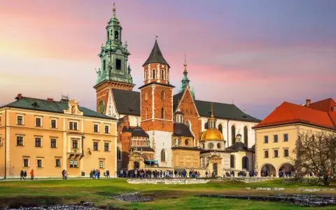 Zamek Królewski na Wawelu, gdzie kiedyś mieszkał król, dziś przyciąga tłumy turystów.