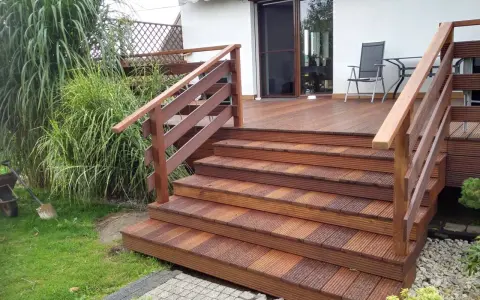 Drewniany taras ze schodami i balustradą. Zastanawiasz się, czy potrzebne pozwolenie na budowę tarasu?